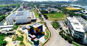 Imagem aérea mostra o Parque Tecnológico da UFRJ, com destaque para o prédio em formato de cubo mágico chamado Inovateca