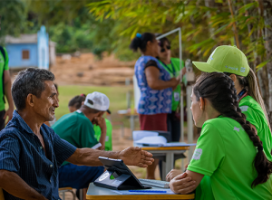 Pessoas sendo atendidas em comunidade remota da Amazônia