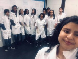 Professora Gabriella e integrantes do Meninas na Ciência.